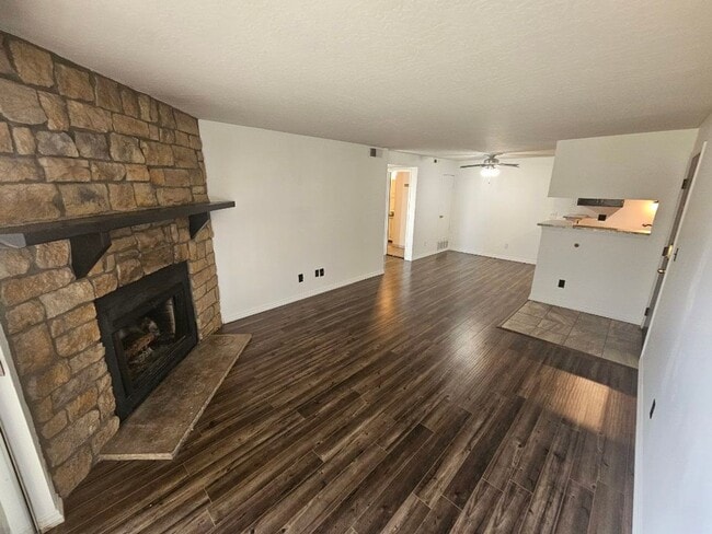 Foto del edificio - Bright Top-Floor Corner Condo on Powerline Trail – 1 Bed / 1 Bath