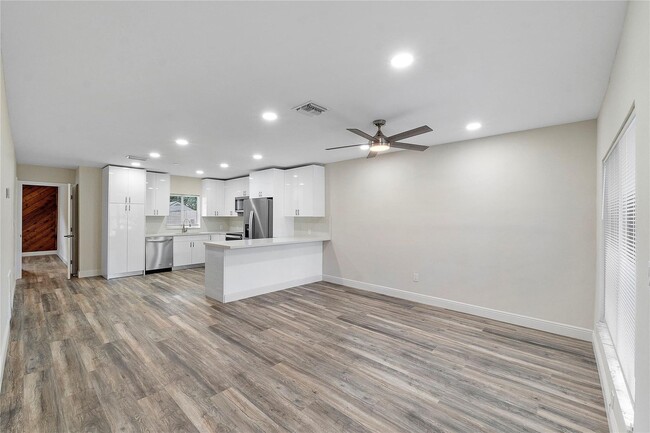 Building Photo - 6870 SW 18th Ct