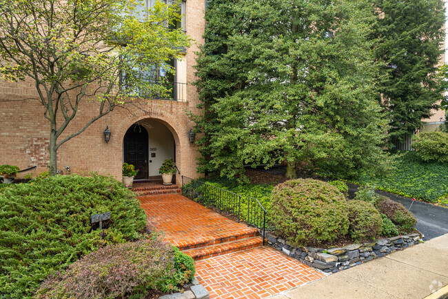 Entrance - Hamilton House Condominiums