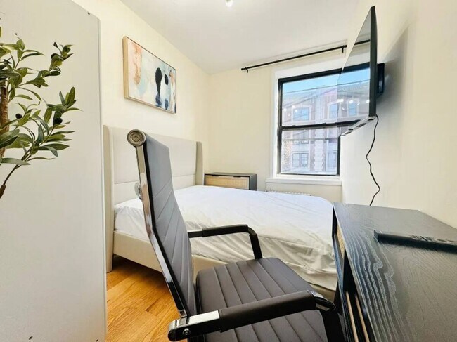 Foto del edificio - Furnished room/NOT APARTMENT