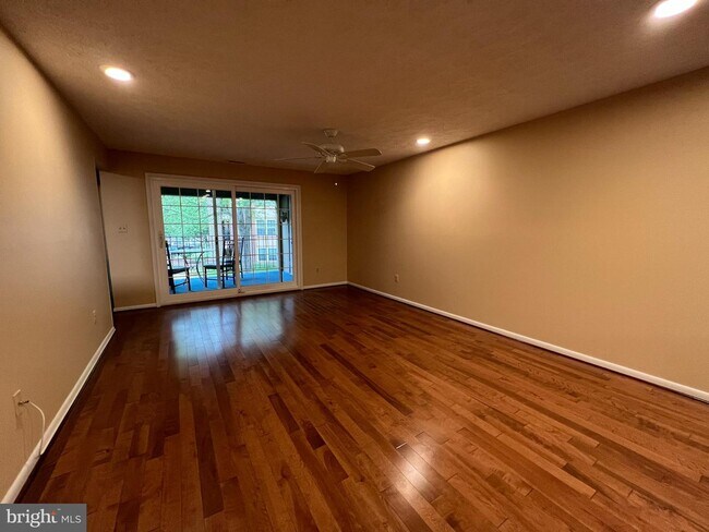 Building Photo - 4 Fourwood Ct