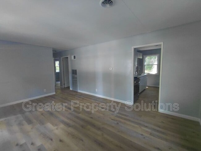 Building Photo - 2311 Del Plain Ave