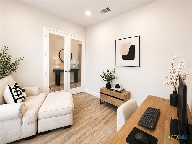 Foto del edificio - 1841 Windward Wy