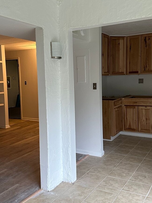 Building Photo - Four Seasons Condo!