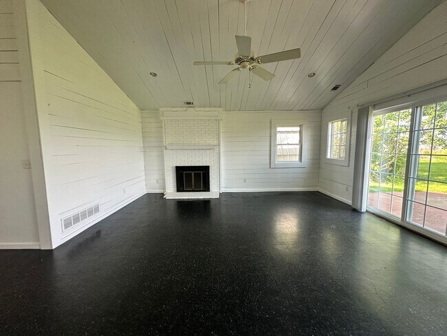 Building Photo - 2 Bedroom One Bath Lake House