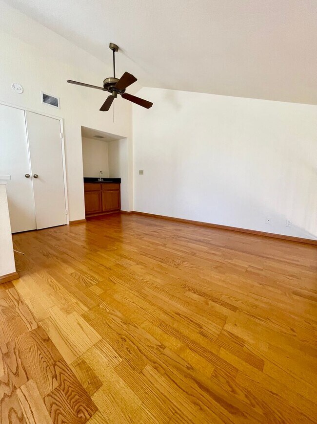 Building Photo - Tierrasanta 3br, 3b + loft Townhome