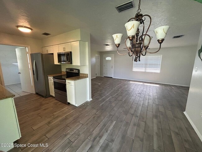 Building Photo - 5960 Eaglewalk Ave