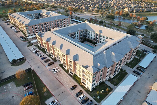 Foto del edificio - 7204 Town Center Blvd Blvd