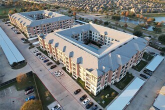 Building Photo - 7204 Town Center Blvd