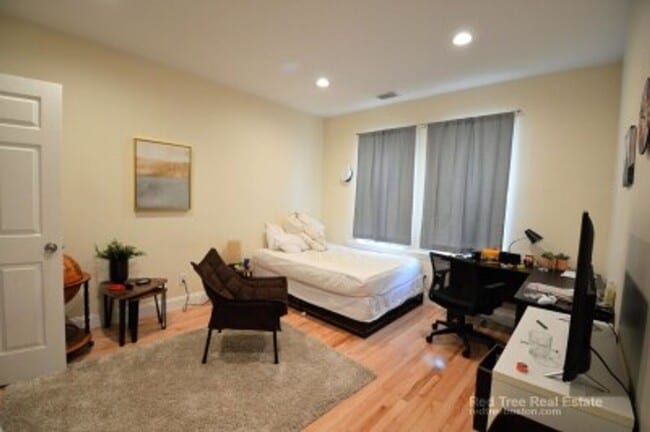 Building Photo - NICE 3 BED IN BROOKLINE!!!
