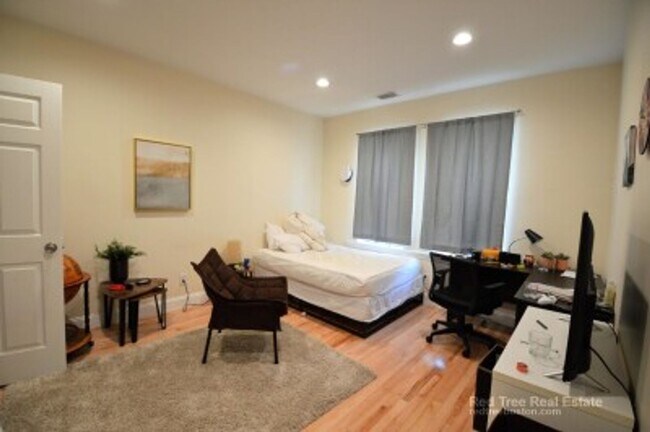 Foto del edificio - NICE 3 BED IN BROOKLINE!!!