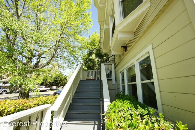 Foto del edificio - 3109-3111 Telegraph Ave