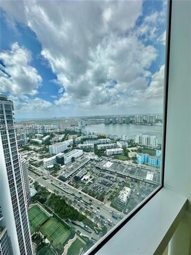 Foto del edificio - 18201 Collins Ave