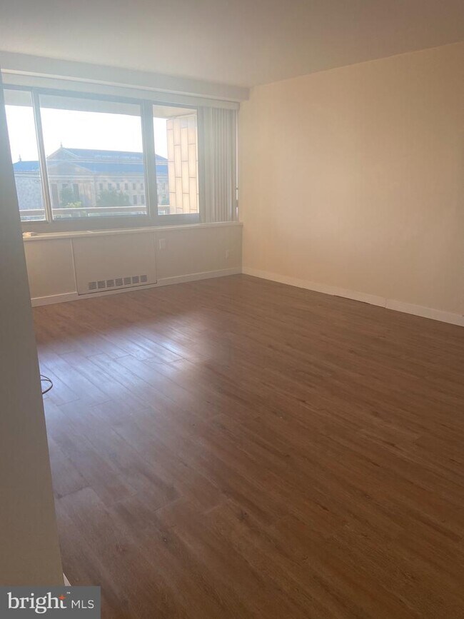 Foto del edificio - 2401 Pennsylvania Ave