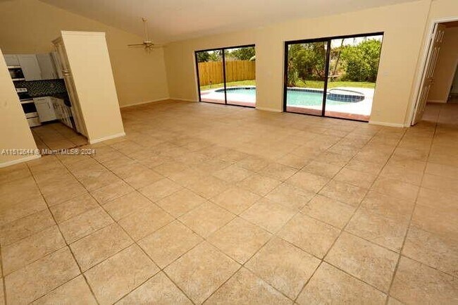 Building Photo - 9312 Sun Pointe Dr