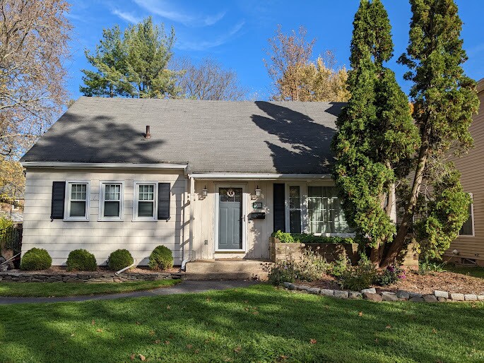 Welcome home! - 166 Arundel Ave