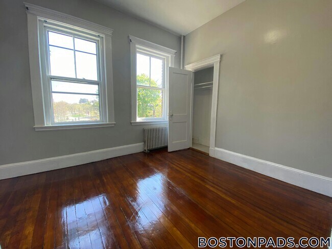 Building Photo - 447 Park Dr