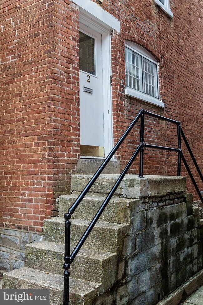 Building Photo - 344 College Ave