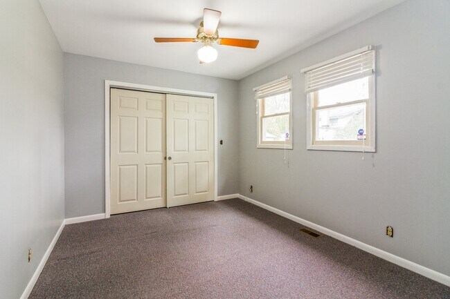 Building Photo - 2808 Shorewood Dr