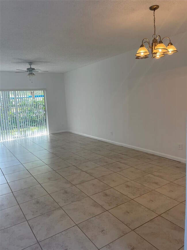 Foto del edificio - 3323 NW 101st Ave