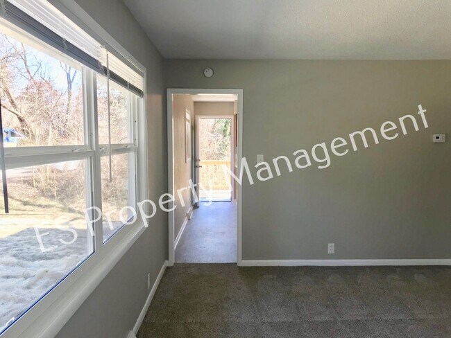 Building Photo - Great 3 Bedroom 1.5 Bathroom Home in Washi...
