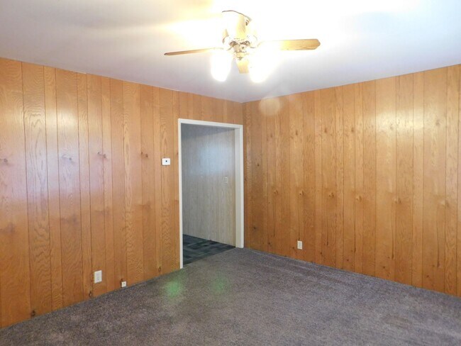 Building Photo - Very clean 2 bedroom/1 bath duplex in El D...