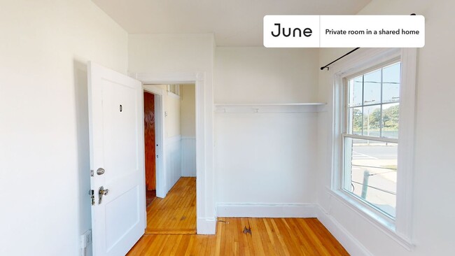 Building Photo - Private bedroom in 5 bed/2 bath Home