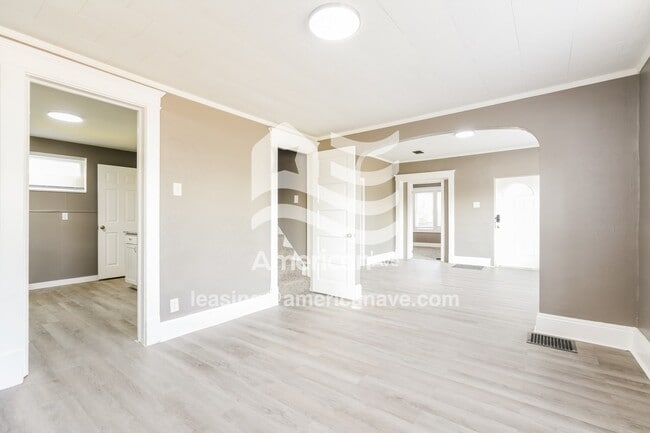 Building Photo - 250 Studebaker St