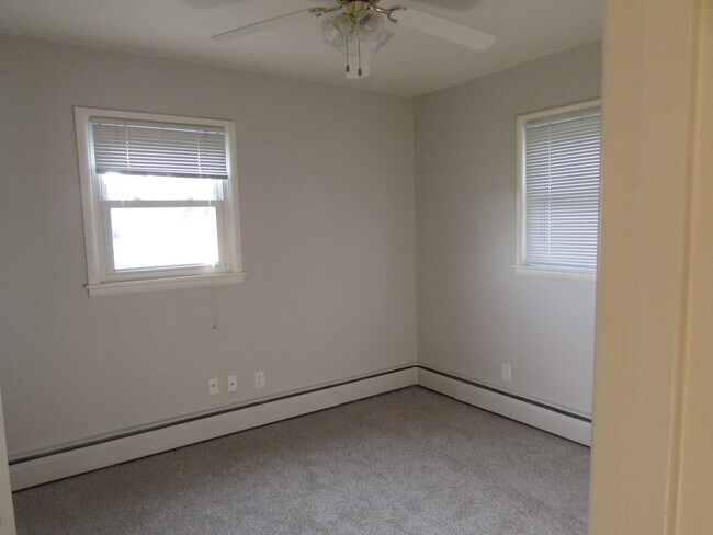 Foto del edificio - 3 BEDROOM | 1 BATH | SOUTH | DETACHED GARAGE