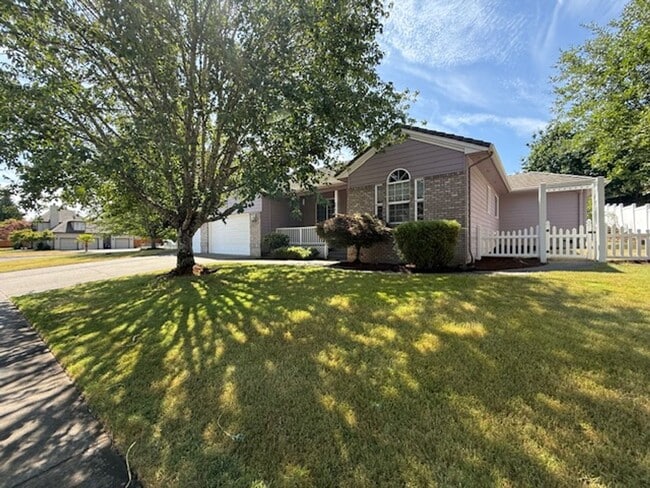 Building Photo - 4-bedroom 2.5 Bath McMinnville OR 97128