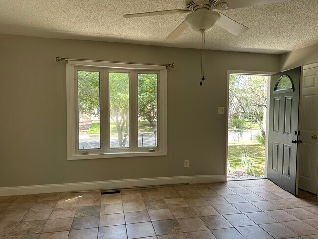 Building Photo - 16 Woodside Ln