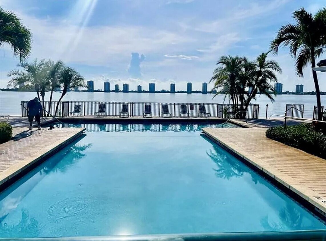 Primary Photo - 1130 Lake Shore Dr