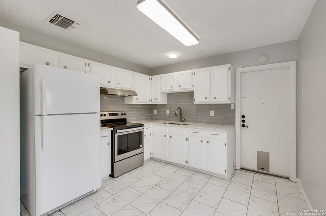 Building Photo - 300 Roanoke Dr