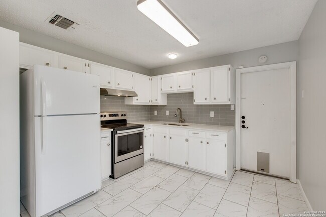 Foto del edificio - 300 Roanoke Dr