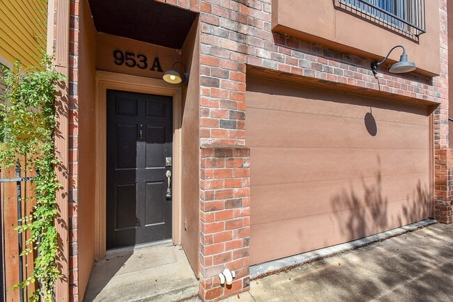 Building Photo - 953 Yale St