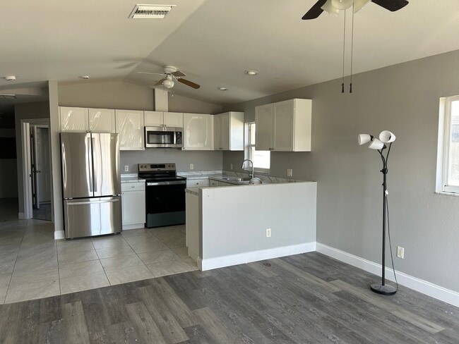 Building Photo - 2914 Santa Barbara Blvd