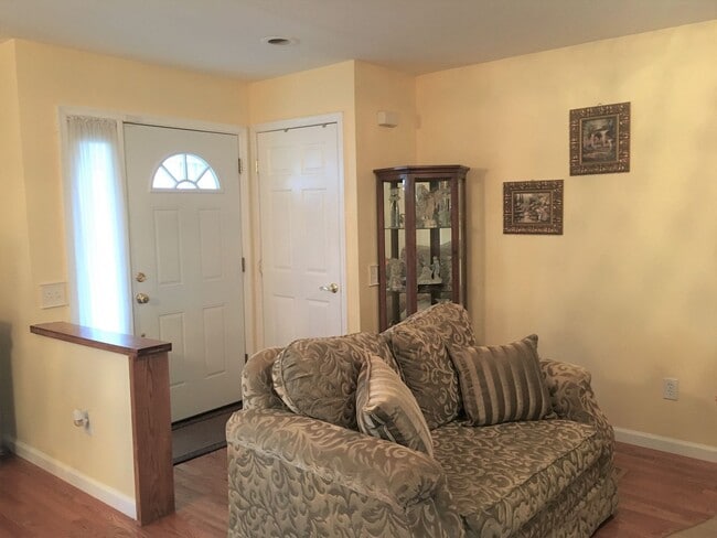 Building Photo - Gorgeous 4 BR Townhouse in Germantown!