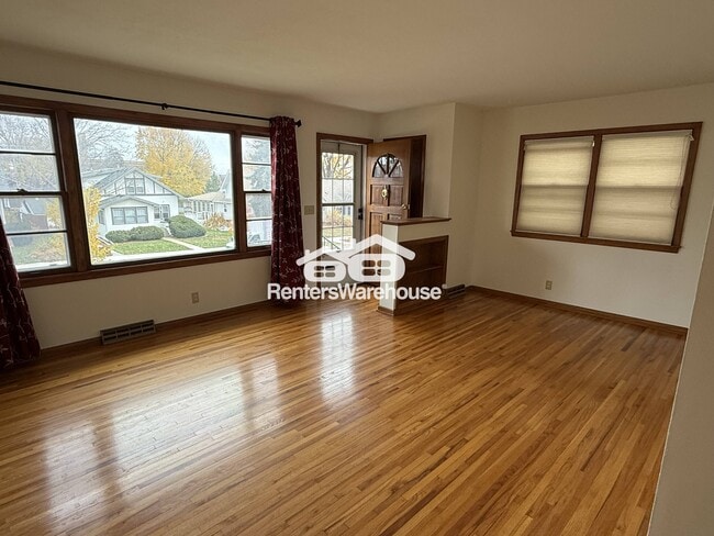 Building Photo - 26 15th Ave N