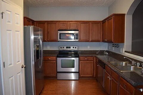 Foto del edificio - Charming 3-Bedroom Home in Brentwood with Spacious Layout and Modern Comforts!