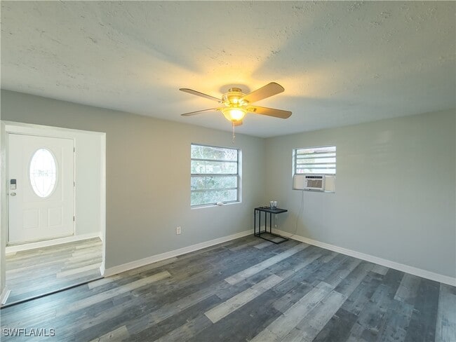 Foto del edificio - 2415 Anastasia Dr