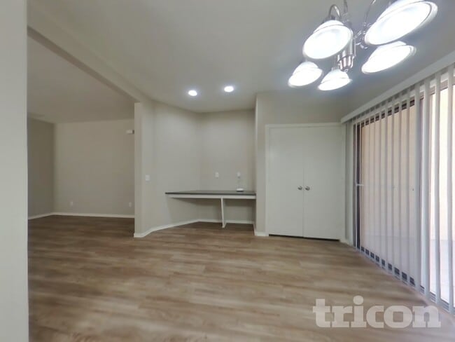 Foto del edificio - 15441 W Cameron Dr