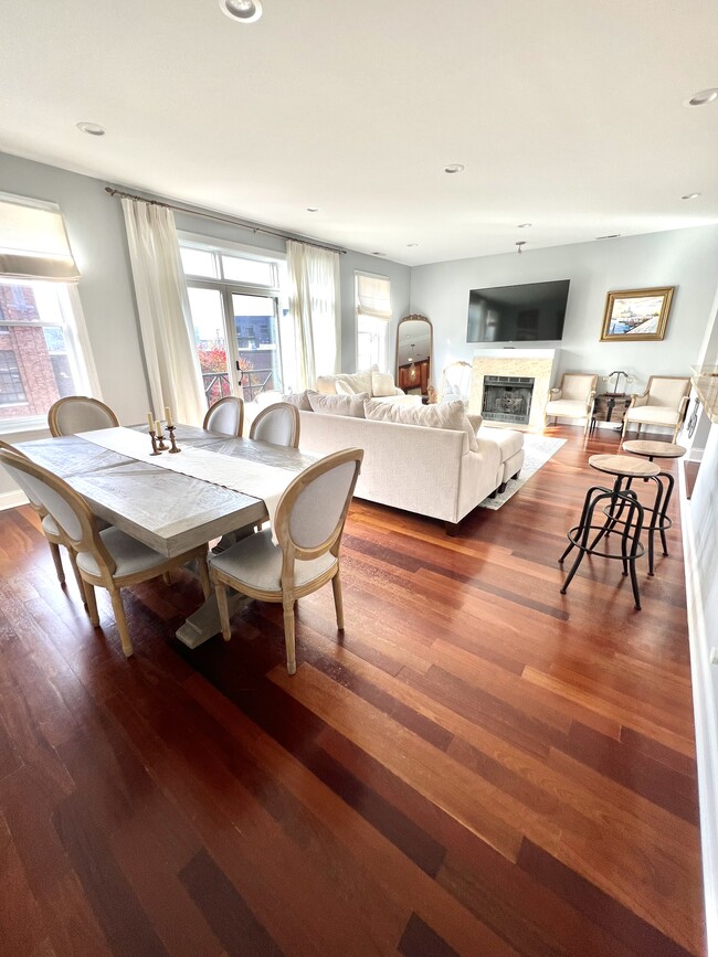 Living room/dining room - 1279 N Clybourn Ave