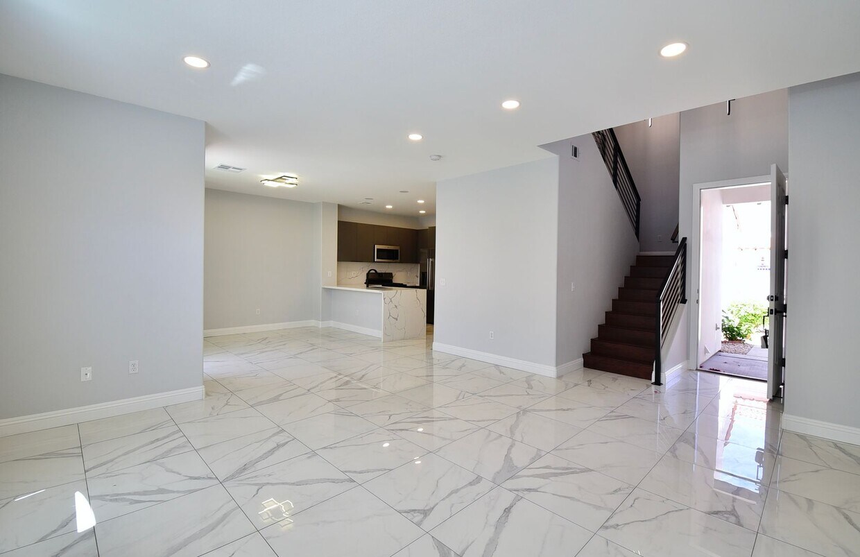 Foto principal - Charming Mediterranean-Style Townhome in G...