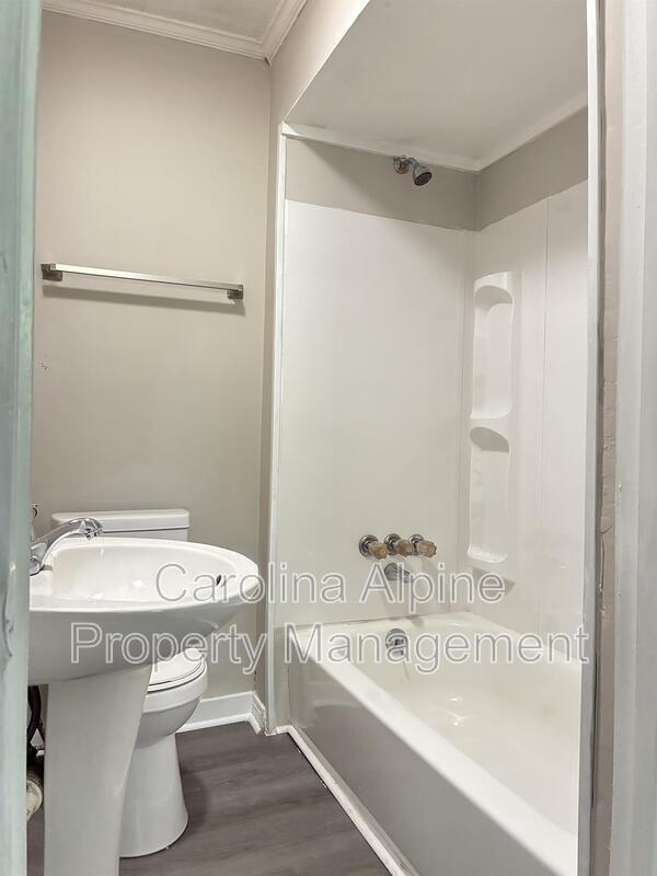Foto del edificio - 1320 Kenly St