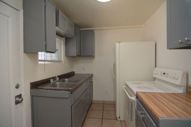 Building Photo - Charming 1 Bedroom 1 Bath House! Great Central Tucson Location!