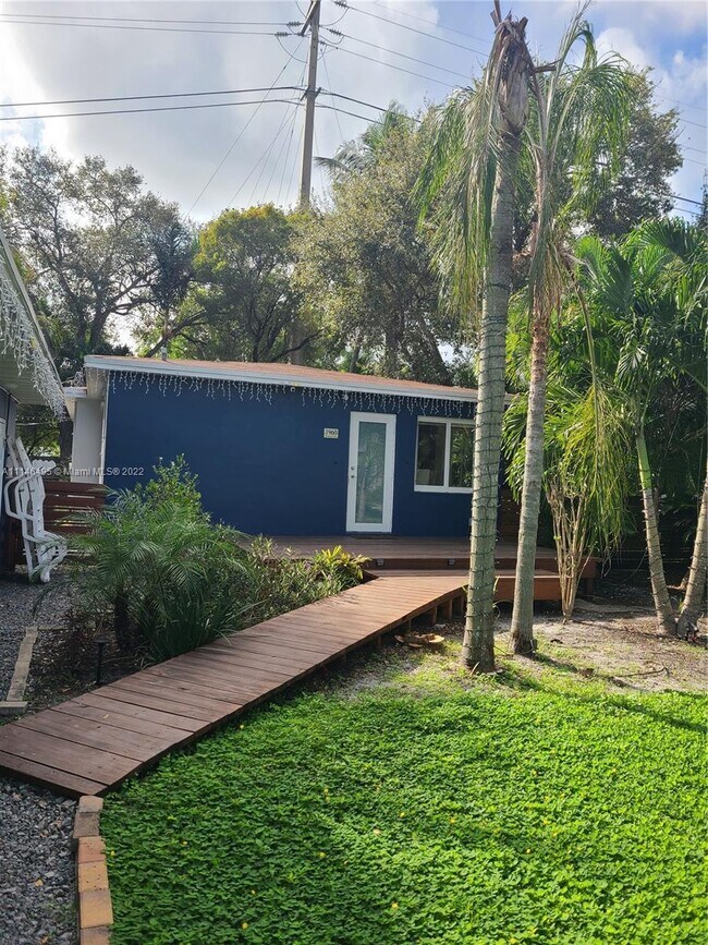 Building Photo - 1960 Riverside Dr