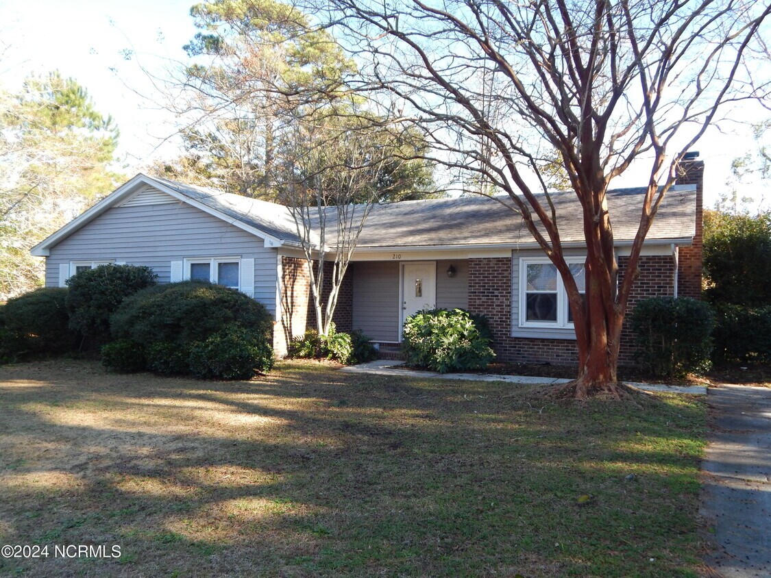 Foto principal - 210 Long John Silver Dr