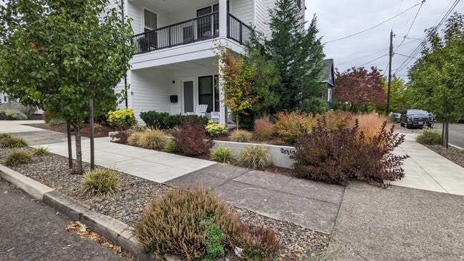 Building Photo - 3675 SE 13th Ave