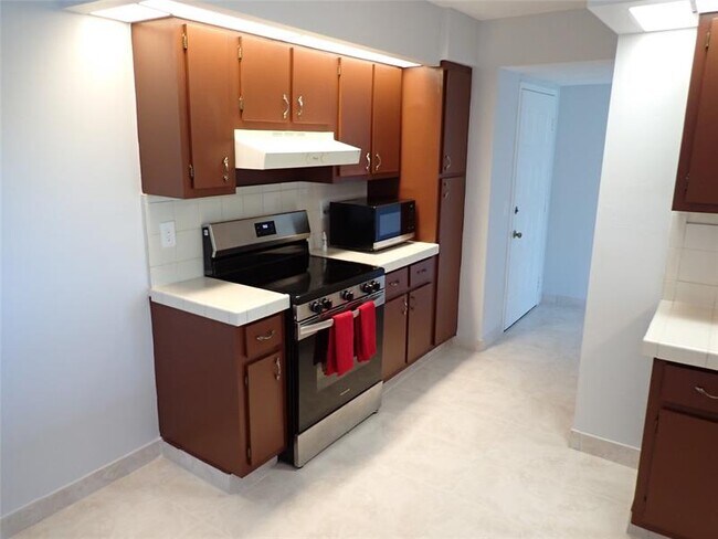 Foto del edificio - 106 Lake Emerald Dr