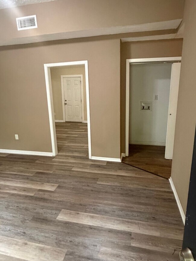 Foto del edificio - 3320 Ridgeland Dr